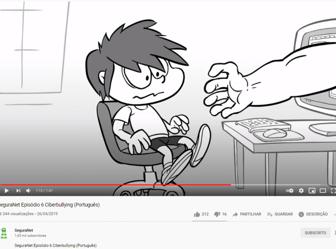 Cartoon a preto e branco de um jovem com medo sentado na secretária e a sair uma mão do ecrã do computador