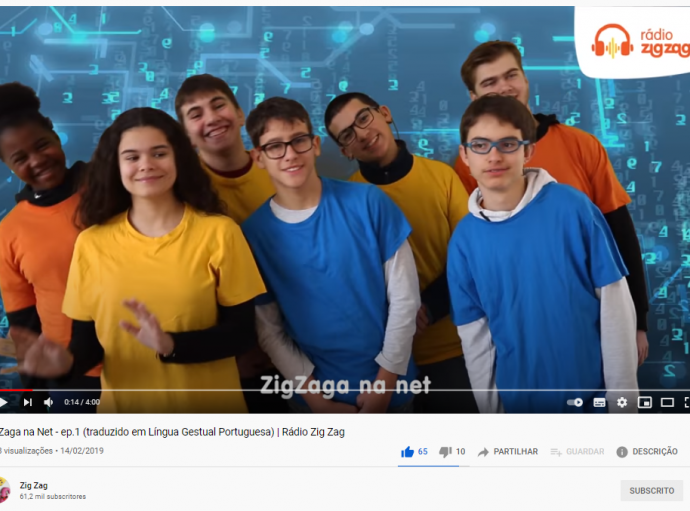 Imagem de sete jovens, com t-shirts coloridas, a sorrir. São os personagens da série ZigZaga ne Net